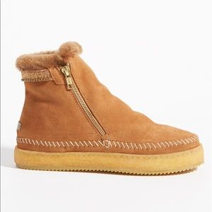Laidback London Anthropologie Classic Camel Suede and Fur Boots 38  7